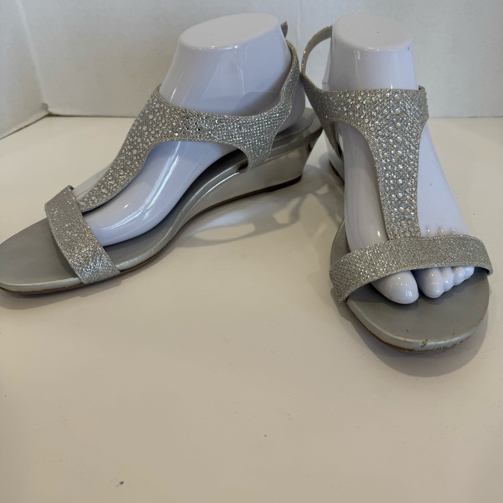 BANDOLINO size 11 silver sparkly wedge sandal with comfy low heel gorgeous
